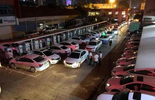 long queues at EV charging station