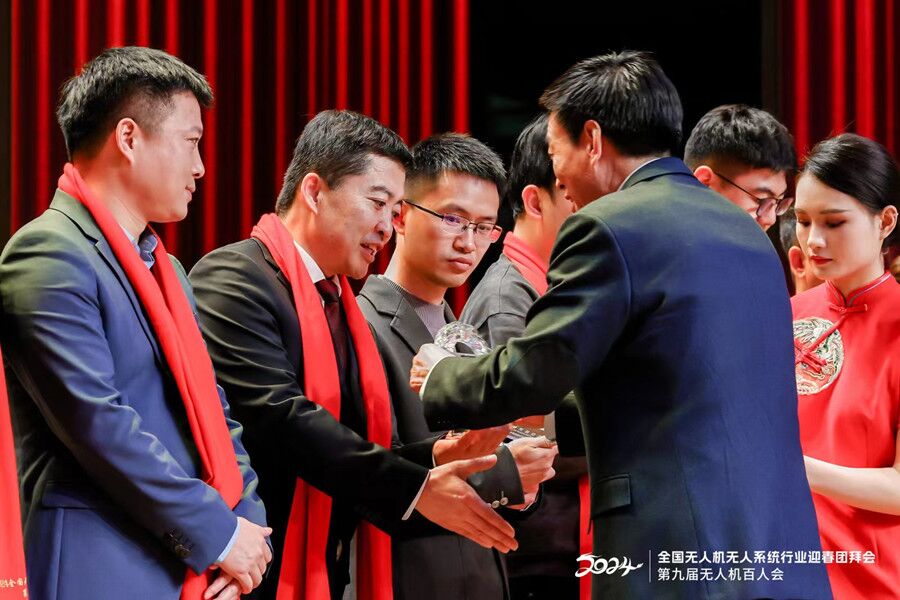 Chen Bohai honored with the '2023 China UAV Leading Individual' award